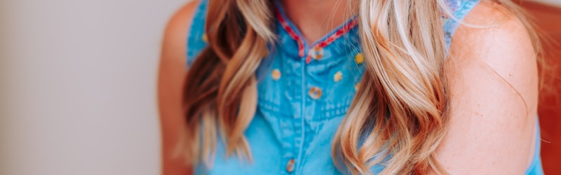 中超联赛上海海港队球员在比赛中带球突破